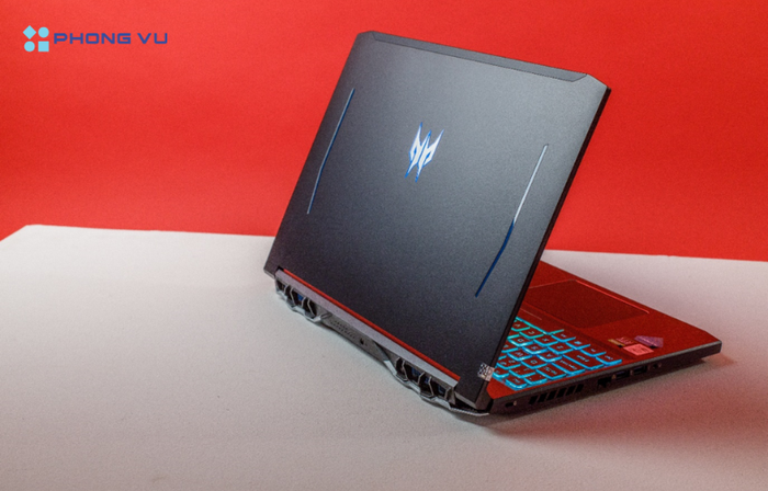 Hình ảnh laptop Acer Predator Helios 300 PH315-55-76KG mặt sau