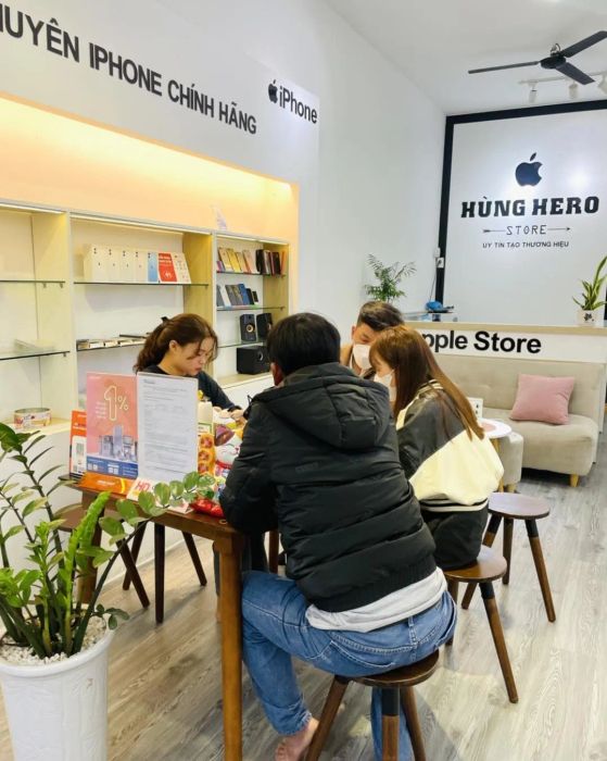 Quy trình ép kính chuyên nghiệp tại Hùng Hero