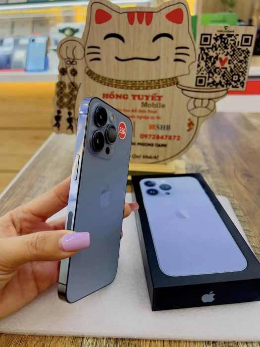 Quy trình ép kính chuẩn tại Hồng Tuyết Mobile
