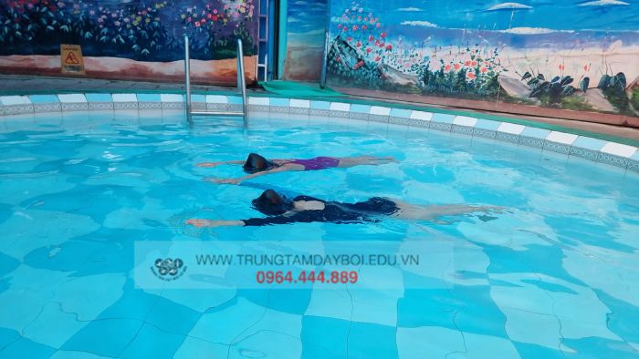 Hình ảnh lớp học tại Trung tâm Dạy bơi Hà Nội