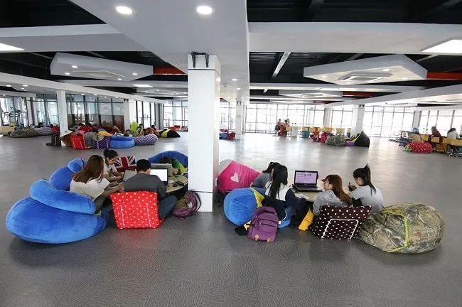 khám phá thư viện Đại học Nguyễn Tất Thành - không gian học tập đầy cảm hứng