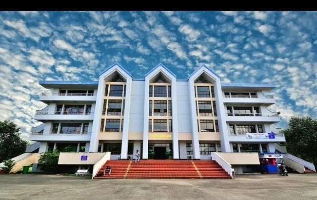khám phá thư viện trung tâm Đại học Quốc Gia - không gian tri thức đỉnh cao