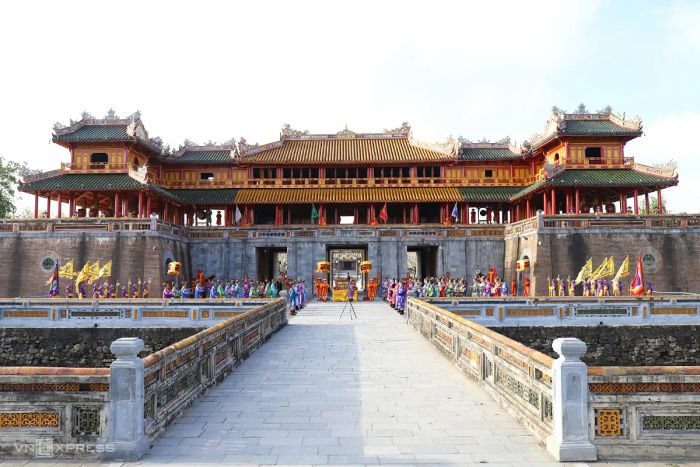 Đại Nội Huế trong nắng sớm (Nguồn: internet) ảnh 1