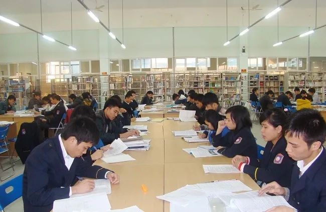 khám phá thư viện Đại học Sư Phạm Kỹ Thuật - không gian tri thức đẳng cấp