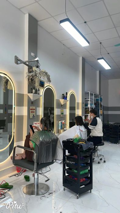 Hình ảnh đội ngũ stylist chuyên nghiệp đang tạo mẫu tại Salon Ling Sài Gòn