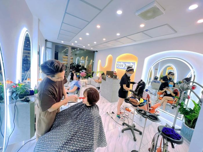Hình ảnh không gian hiện đại và những kiểu tóc thời thượng tại Beauty Salon Toán Thuỷ