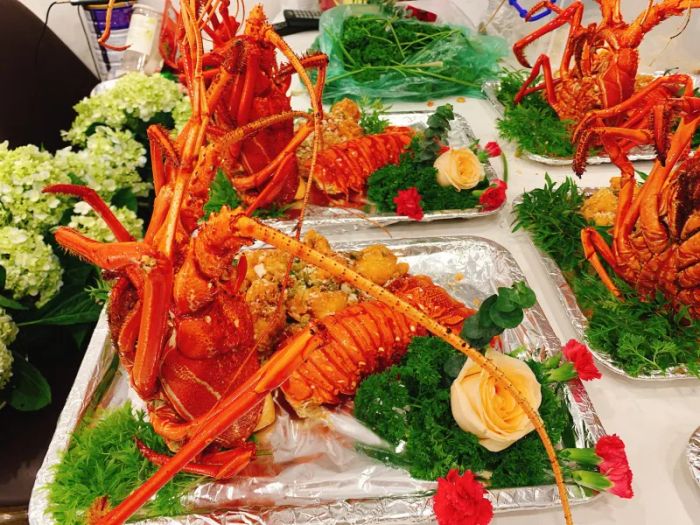 Những món ngon trình bày nghệ thuật tại Lake Restaurant