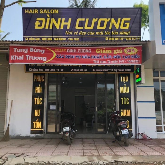 Hình ảnh đội ngũ stylist chuyên nghiệp đang tạo mẫu tại Hair Salon Đình Cương