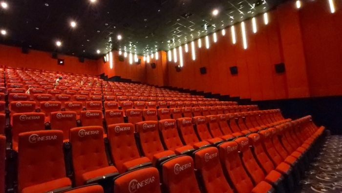 Khu vực bowling sôi động tại trung tâm giải trí Cinestar Huế