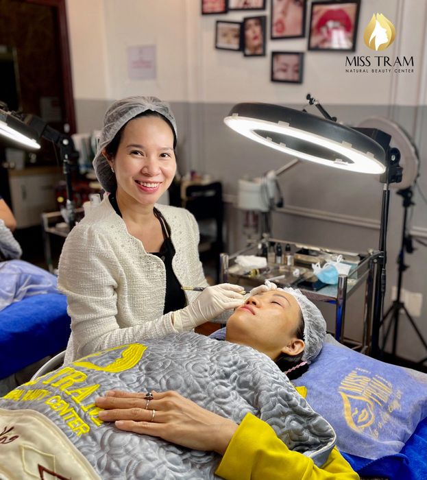 Miss Trâm Spa ảnh 2 - Hình ảnh chân thực về quy trình điều trị da chuyên nghiệp với đội ngũ kỹ thuật viên được đào tạo bài bản