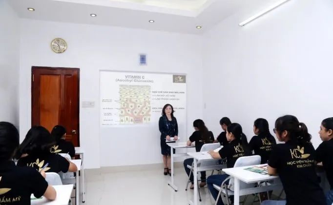 Phòng thực hành công nghệ cao tại Trường Cao Đẳng Văn Lang Sài Gòn