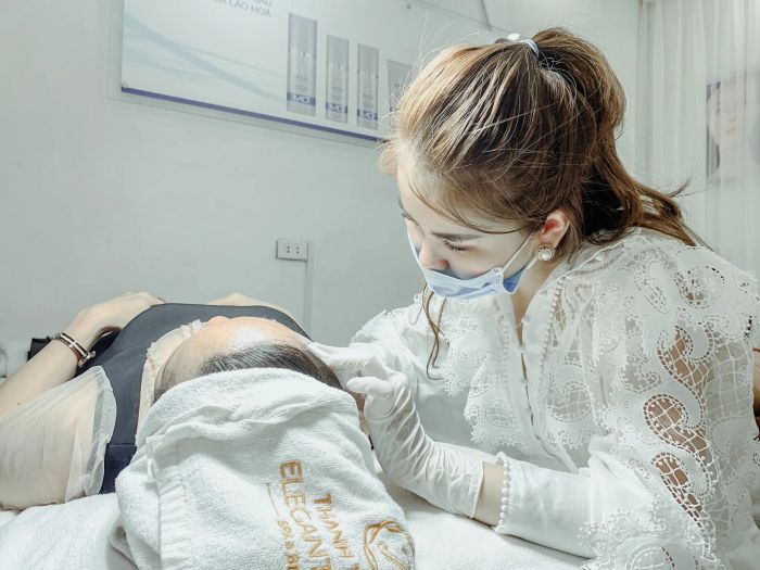 Thanh Thanh Spa ảnh 2 - khoảnh khắc chân thực về quy trình phun xăm thẩm mỹ đạt chuẩn quốc tế, nơi những đường nét trên khuôn mặt được 'điêu khắc' một cách tinh tế và nghệ thuật.