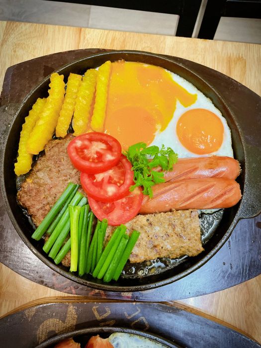 Không gian ấm cúng và món ngon đặc trưng tại Bít Tết A Sấm