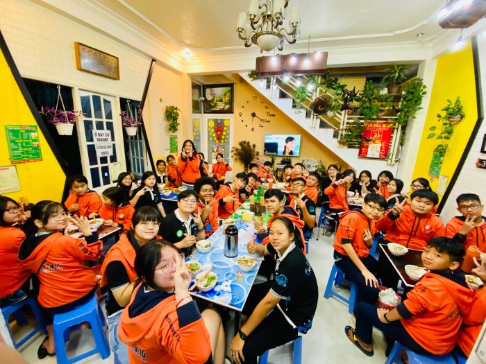 Không gian ấm cúng và món ngon đặc trưng tại Bánh Ướt Lòng Gà Hằng
