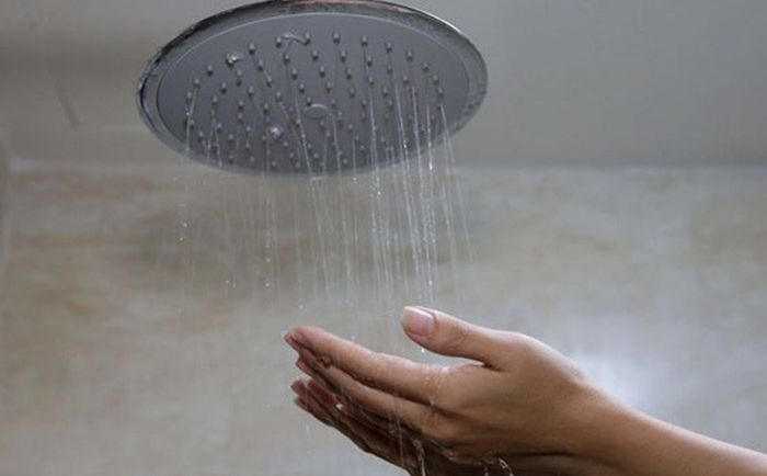 Hình ảnh minh họa: Nguy hiểm tiềm ẩn từ thói quen tắm đêm