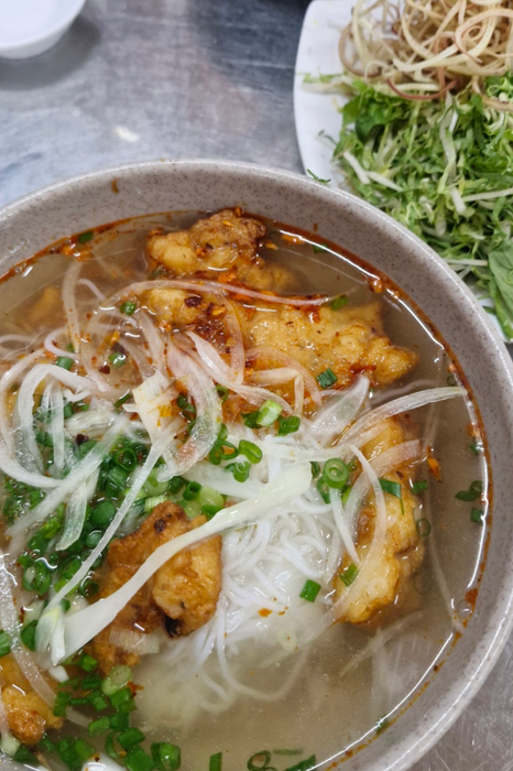 Hình ảnh tô bánh canh/bún cá thập cẩm đầy ụ hải sản tại Hai Cá