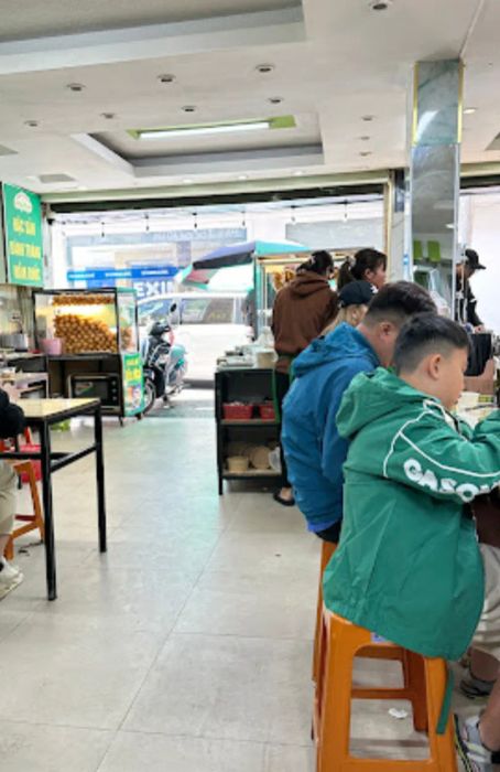 Không gian ấm cúng và món ngon đặc trưng tại Bánh Ướt Lòng Gà - Bánh Căn Chíp Chíp