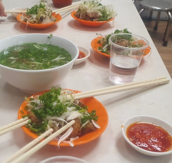 Hình ảnh thứ hai về món bánh mì chả cá đầy ụ hấp dẫn tại quán Cô Hà