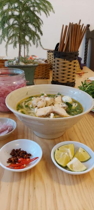 Hình ảnh tô bánh canh cá lóc đầy đặn tại quán AN