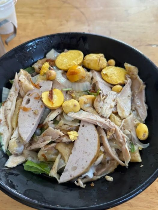 Không gian ấm cúng và món ngon đặc trưng tại Bánh ướt lòng gà LONG