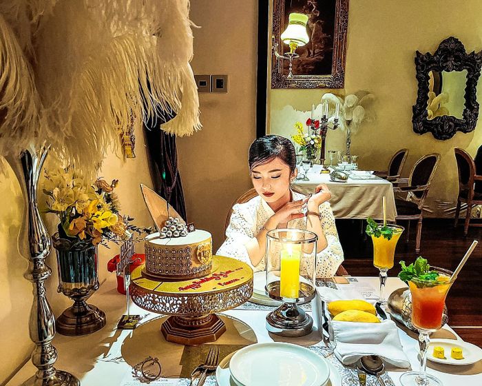 Khoảnh khắc thực khách thưởng thức ẩm thực
