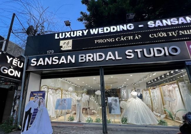 Áo dài bưng quả Sansan - Tinh hoa áo dài Việt