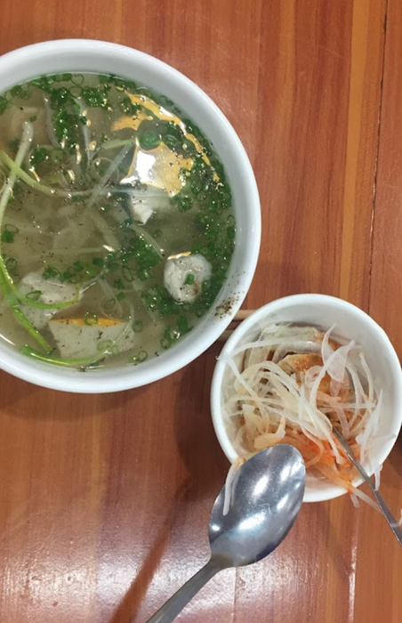 Hình ảnh thứ hai về món bánh canh đặc biệt với chả cá vàng ruộm tại Bà Thừa
