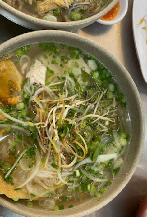 Hình ảnh không gian quán và món chả mực đặc biệt tại Hai Cá