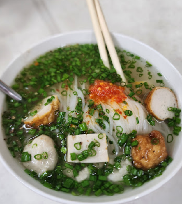 Hình ảnh đầu tiên về tô bánh canh đặc trưng với sợi nhỏ dai ngon tại Cô Hà