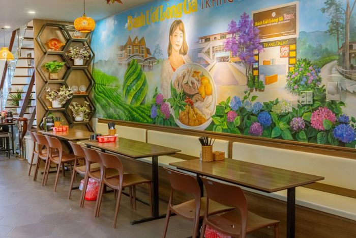 Không gian ấm cúng tại quán bánh ướt lòng gà Trang