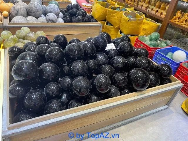 Thạch Anh Việt tự hào là đơn vị hàng đầu chuyên sản xuất và phân phối quả cầu Thạch Anh phong thủy chất lượng cao.