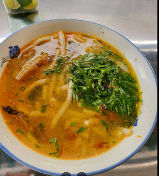 Hình ảnh tô bánh canh cá lóc thơm ngon tại quán Cô Hạ