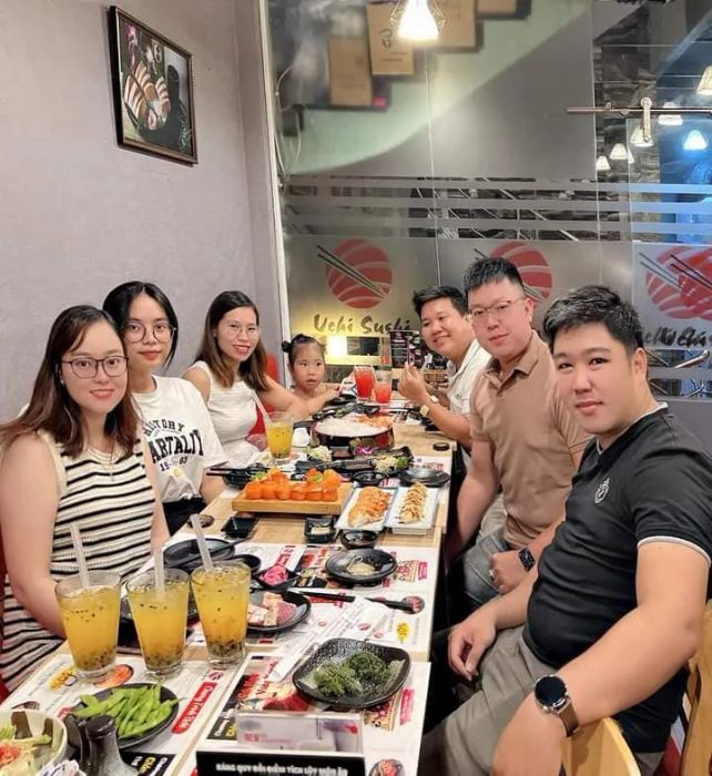 Khoảnh khắc thưởng thức ẩm thực tại nhà hàng
