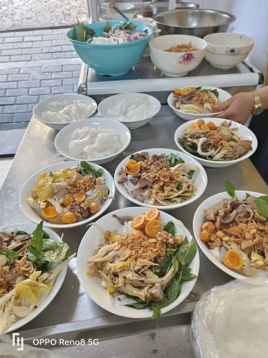 Không gian ấm cúng và cách bài trí món ăn tại quán Liên