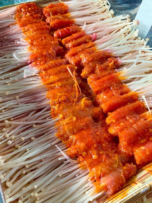 Bò cuộn nấm thơm ngon, ướp sốt đậm đà - hình ảnh 1