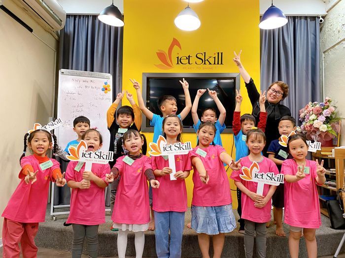 Hình ảnh lớp học MC nhí sôi động tại Vietskill