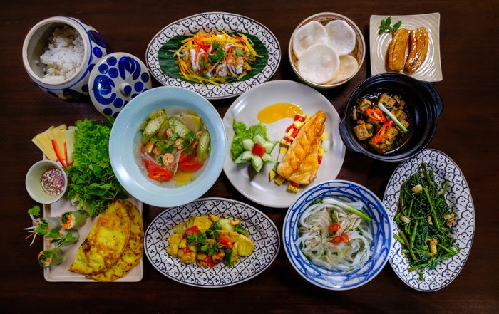 Hoa Hien Restaurant - Ảnh 2 - Khoảnh khắc ghi lại những món ăn đặc sắc được trình bày tinh tế giữa không gian đèn lồng lung linh