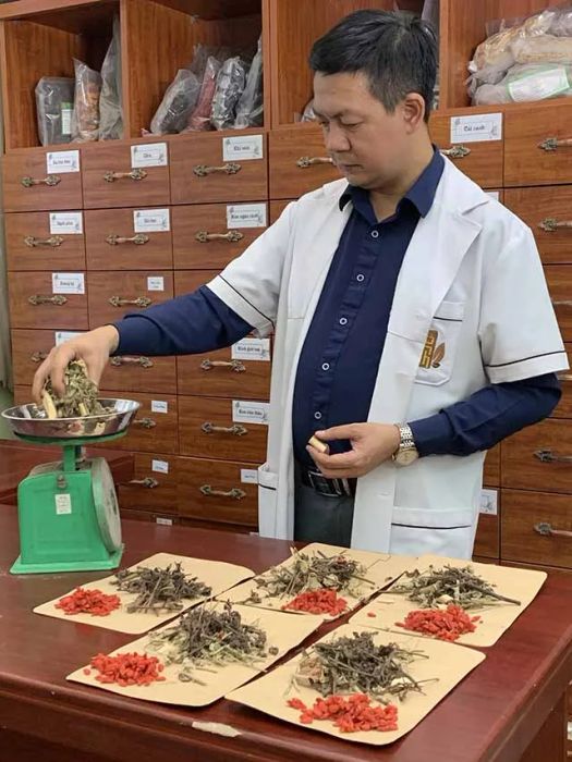 Lương y Đỗ Minh Tuấn – Một người thầy thuốc tận tâm với hơn 30 năm gắn bó với y học cổ truyền, luôn không ngừng nghiên cứu, cải tiến và phát triển những giá trị quý báu của nền y học dân tộc.