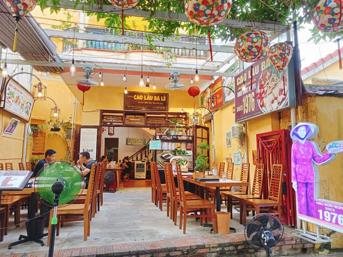 Quán cao lầu Bá Lễ ảnh 1 - Góc nhìn đầu tiên về không gian ẩm thực đậm chất Hội An, nơi hương vị và kiến trúc hòa quyện.