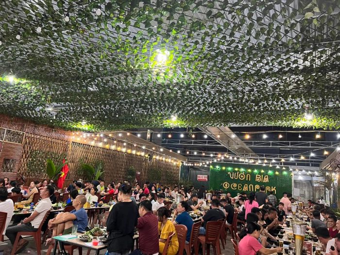Không gian sân vườn tại nhà hàng