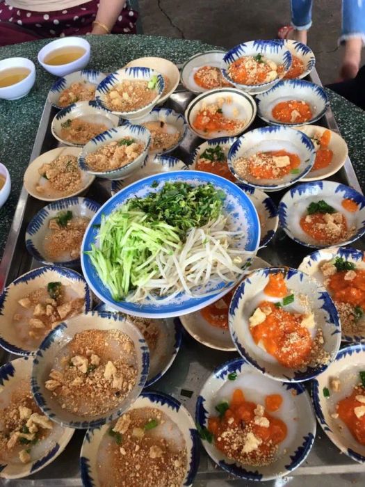 Không gian ấm cúng và món ngon đặc trưng tại Bánh bèo chén Sương