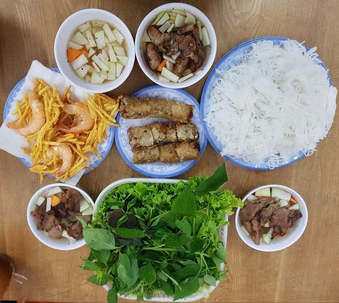 Không gian mộc mạc tại Bún chả Hà Nội 26 ảnh 1