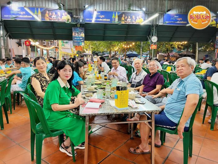 Thực khách tận hưởng bữa ăn ngon tại nhà hàng