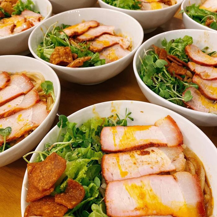 Quán cao lầu Bá Lễ ảnh 2 - Khoảnh khắc chân thực ghi lại những tô cao lầu vàng ươm, thơm ngon cùng không gian ấm cúng của quán.
