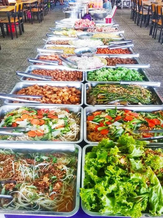 Quầy buffet hải sản phong phú