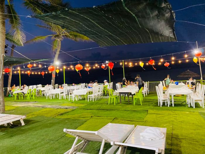 Vân Phi Restaurant ảnh 1 - Góc nhìn đầu tiên về không gian ẩm thực biển rộng rãi với view hướng ra biển Cửa Đại