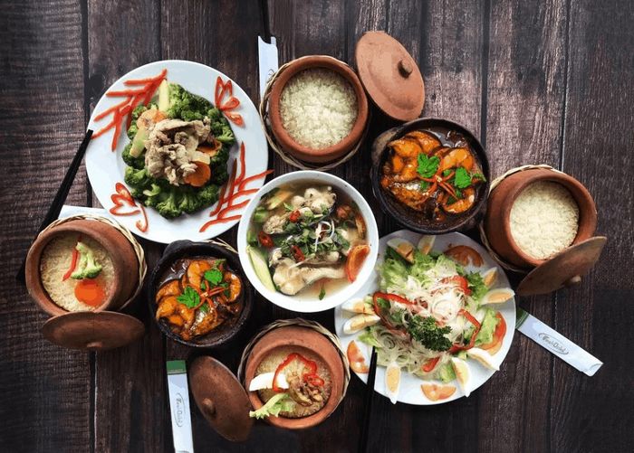 Không gian ấm cúng với cơm niêu truyền thống