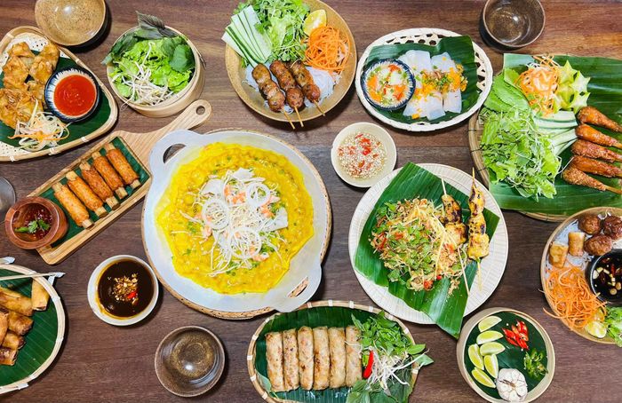Cơm Linh ảnh 2 - Khoảnh khắc ẩm thực đầy nghệ thuật, nơi những món ăn truyền thống được trình bày tinh tế giữa không gian phố cổ
