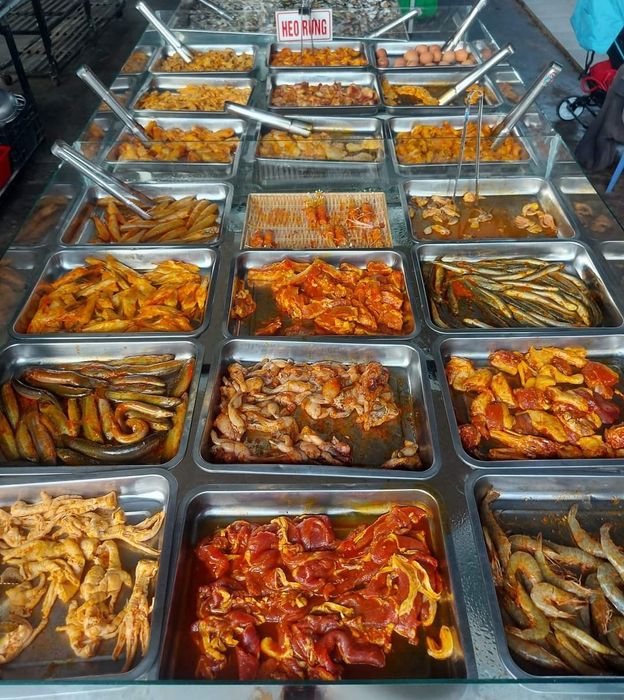 Quầy buffet tự chọn đa dạng món ngon - hình ảnh 3
