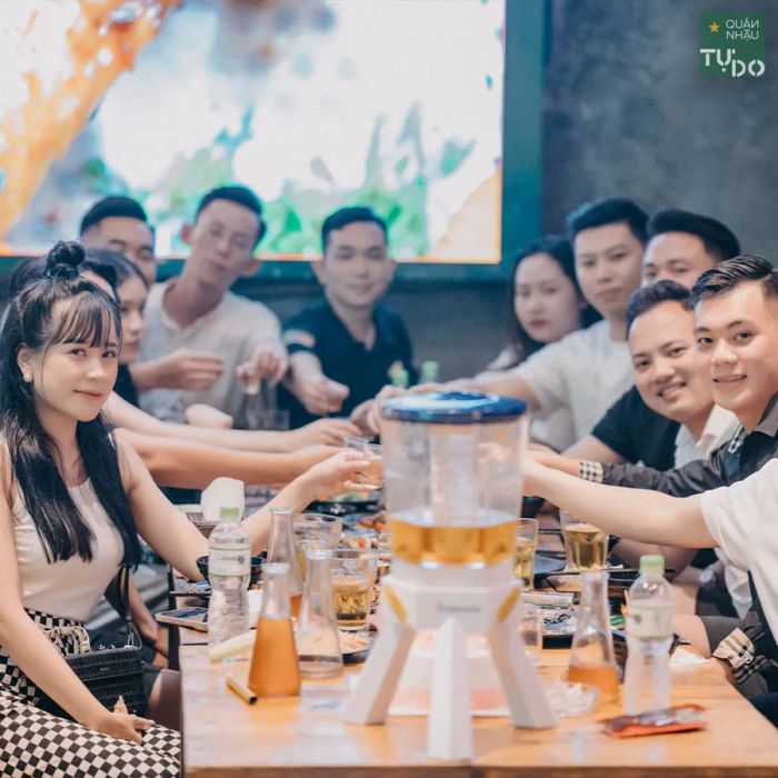 Thực khách thưởng thức bữa ăn tại không gian nhà hàng tuyệt đẹp